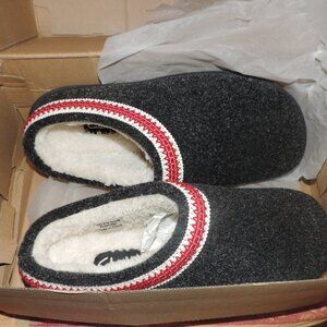 New in Box Clarks Wool Felt Indoor Outdoor Slippers Size 7